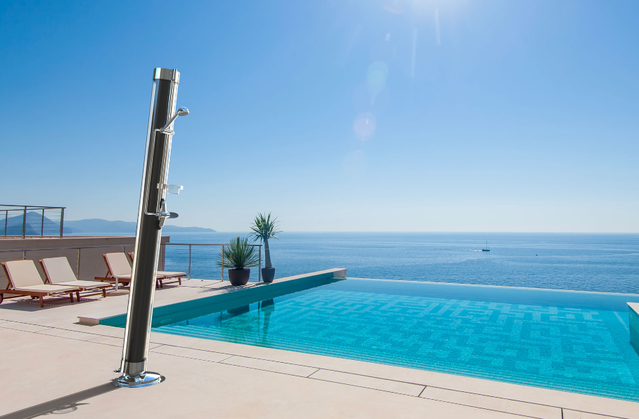 Doccia solare Rubicone 28L doppio tubo inclinata